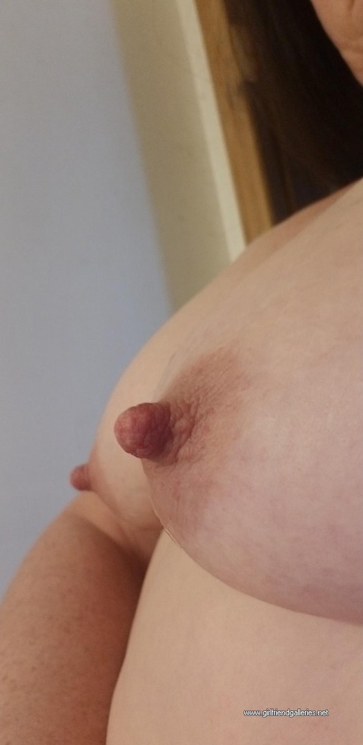 Nippulls - Sexy mature wife with hot nipples
