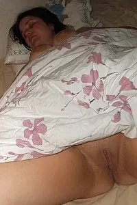 Ellenor nude in bed