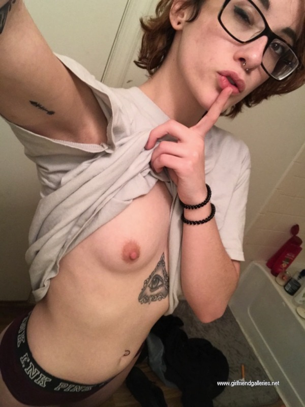 21 y/o Anna shows her tits