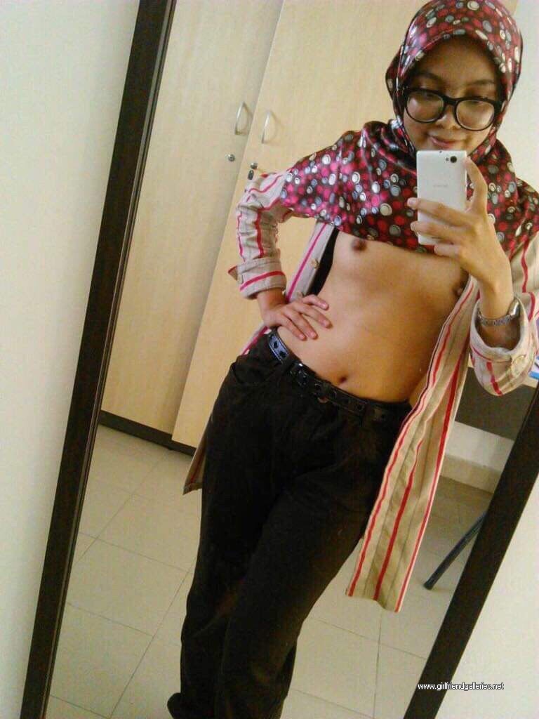 Hijabi Hotwife Stripping Nude Selfies