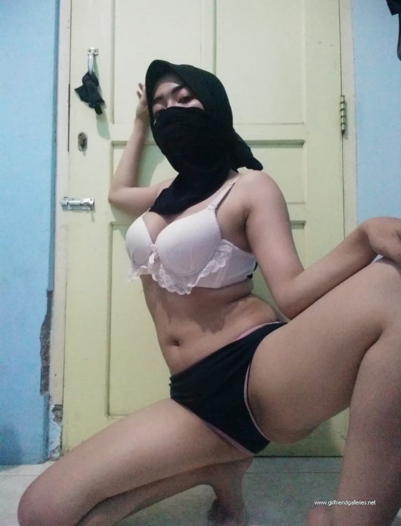 Nudist Hijabi Girl