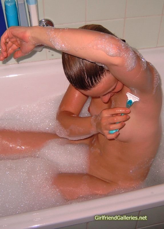 amateur teen babe shaving in bathtub
