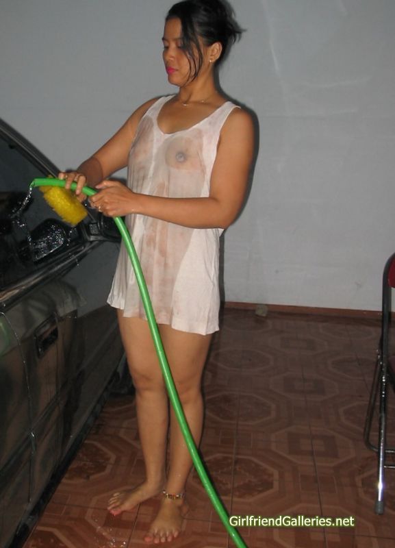 Tante Ayuni / Anissa cuci mobil